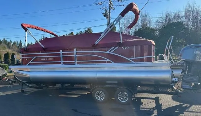 Slide: The Image of 2024 Bennington 22 SVSR-SPS pontoon boat in a showroom. - 1