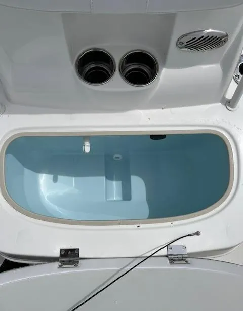 Slide: The Image of Livewell on 2024 Mako 18 LTS boat with cup holders and speaker. - 9