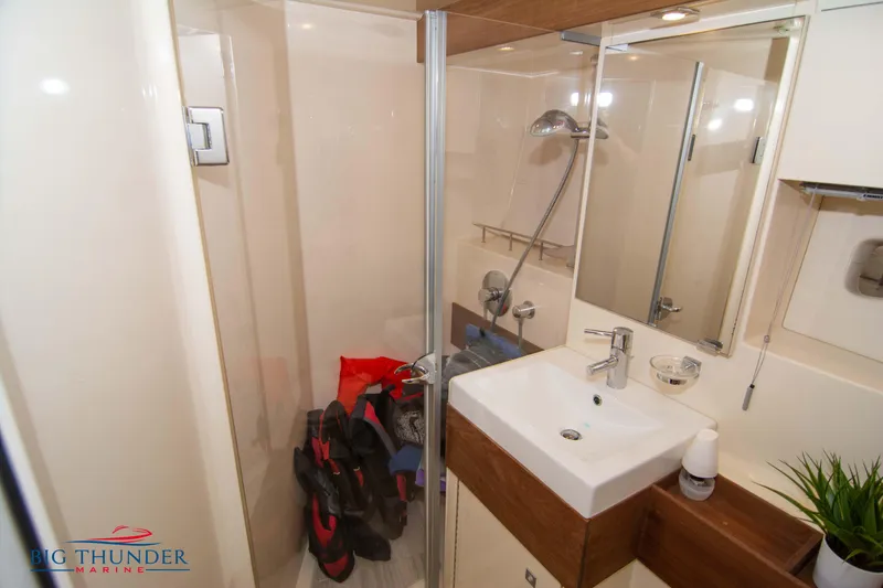 Slide: The Image of Sea Ray 410 Sundancer 2012 - 54