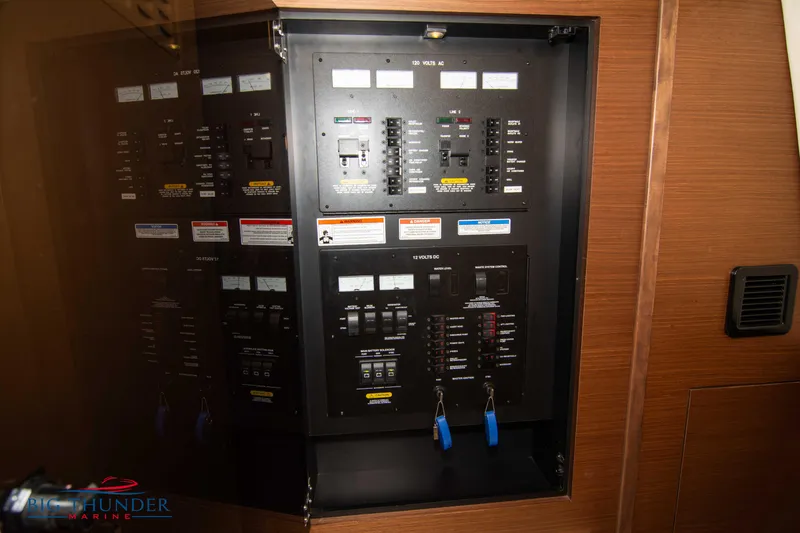 Slide: The Image of Sea Ray 410 Sundancer 2012 - 56