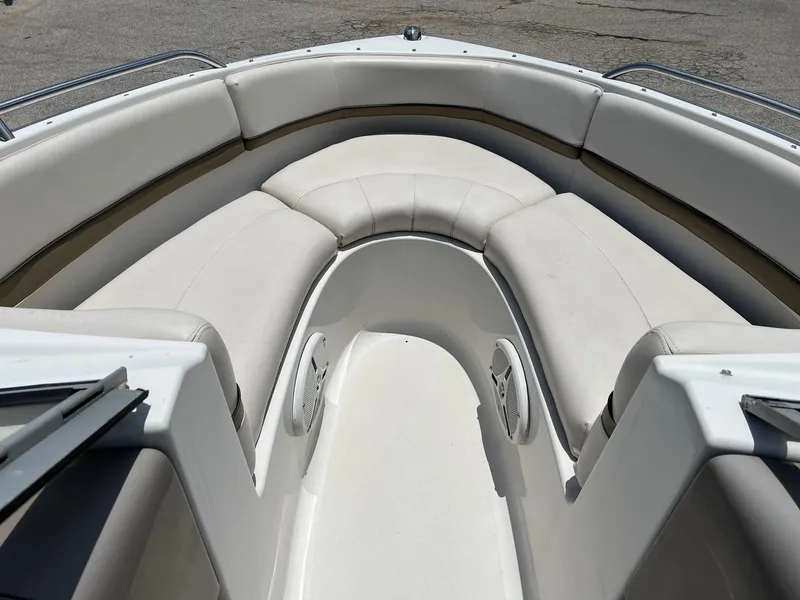 Slide: The Image of 2003 Four Winns 190 Horizon boat with white cushioned seating area. - 15