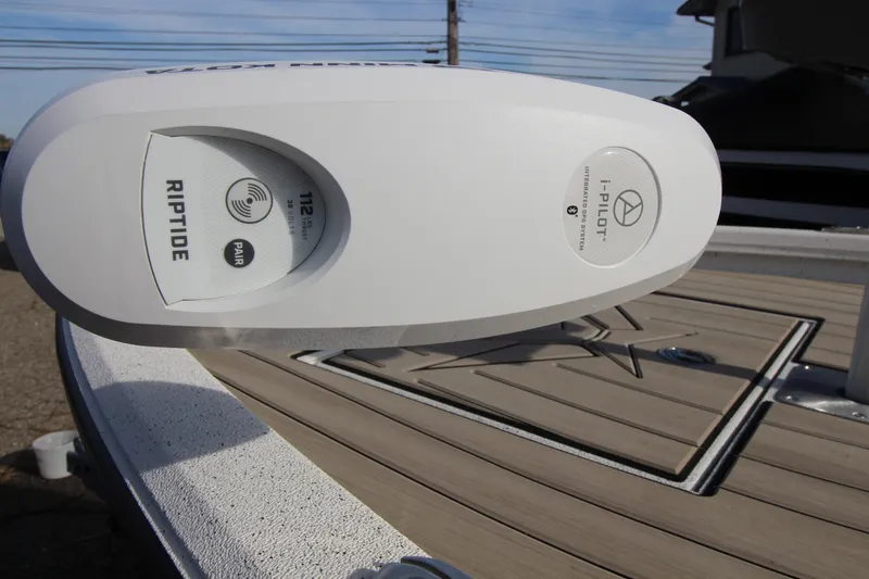Slide: The Image of Vexus AVX 2180 CC 2023 boat with Riptide i-Pilot trolling motor. - 11