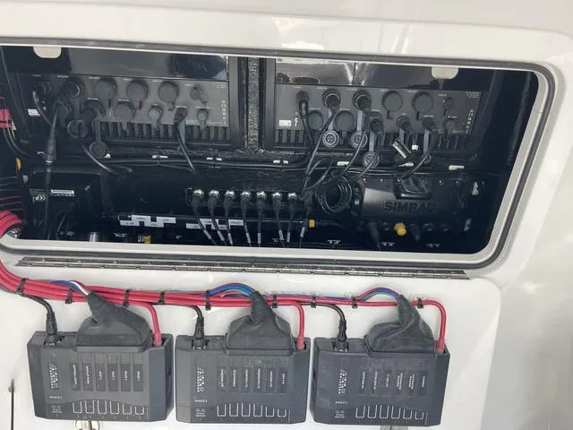 Slide: The Image of Yellowfin 32 Offshore 2024 - 11