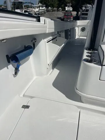 Slide: The Image of Yellowfin 32 Offshore 2024 - 12