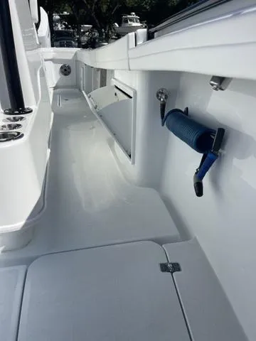 Slide: The Image of Yellowfin 32 Offshore 2024 - 13