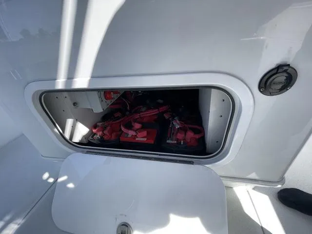 Slide: The Image of Yellowfin 32 Offshore 2024 - 14