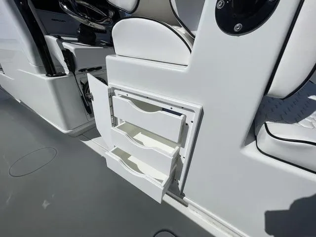 Slide: The Image of Yellowfin 32 Offshore 2024 - 15