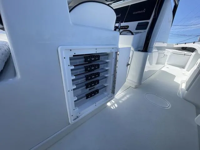 Slide: The Image of Yellowfin 32 Offshore 2024 - 16