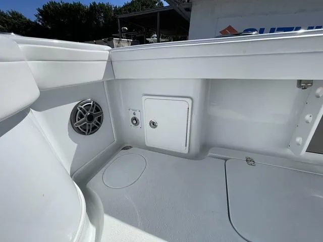 Slide: The Image of Yellowfin 32 Offshore 2024 - 17