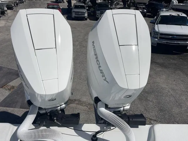 Slide: The Image of Yellowfin 32 Offshore 2024 - 18