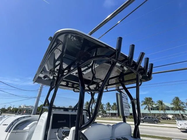 Slide: The Image of Yellowfin 32 Offshore 2024 - 19