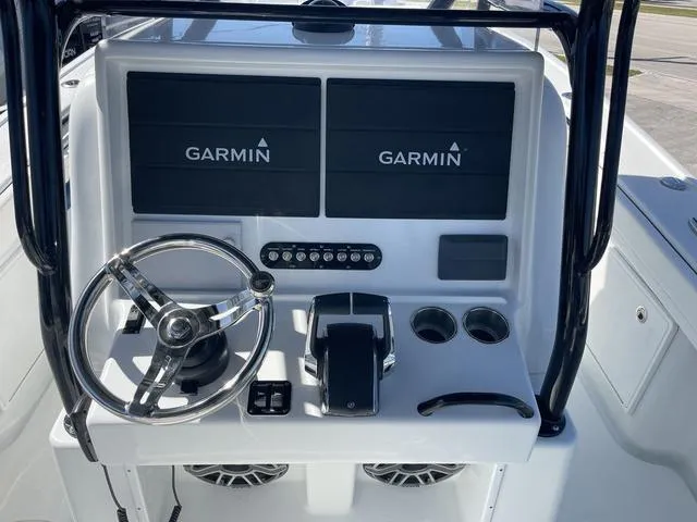 Slide: The Image of Yellowfin 32 Offshore 2024 - 5