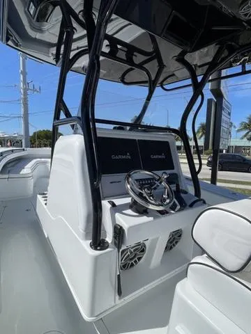 Slide: The Image of Yellowfin 32 Offshore 2024 - 6