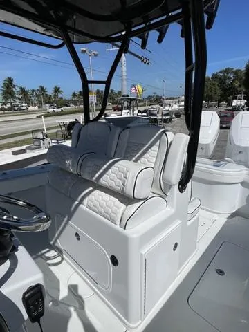 Slide: The Image of Yellowfin 32 Offshore 2024 - 7