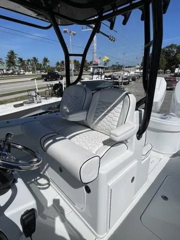 Slide: The Image of Yellowfin 32 Offshore 2024 - 8