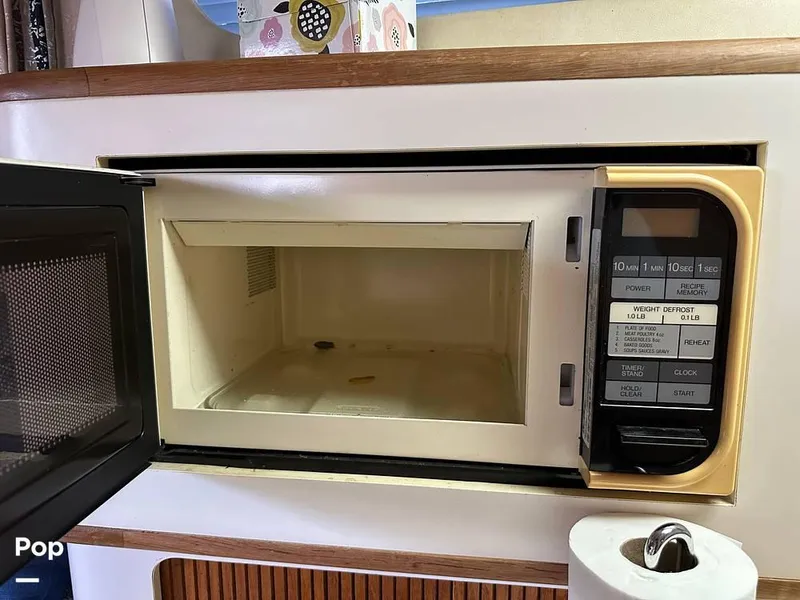 Slide: The Image of 1992 Sea Ray 350 Express Bridge for sale in Norman, OK - 33