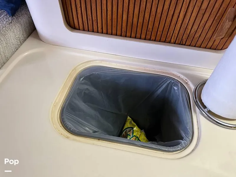 Slide: The Image of 1992 Sea Ray 350 Express Bridge for sale in Norman, OK - 34