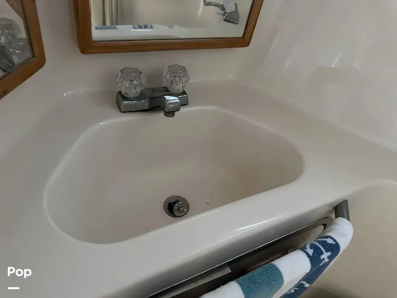 Slide: The Image of 1992 Sea Ray 350 Express Bridge for sale in Norman, OK - 71