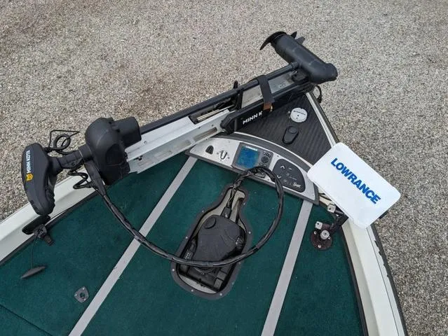 Slide: The Image of 2008 Ranger Comanche Z19 boat with Minn Kota trolling motor and Lowrance fish finder. - 18