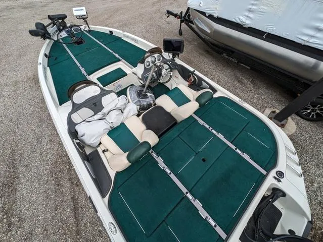 Slide: The Image of 2008 Ranger Comanche Z19 fishing boat with green carpet and dual seating. - 5