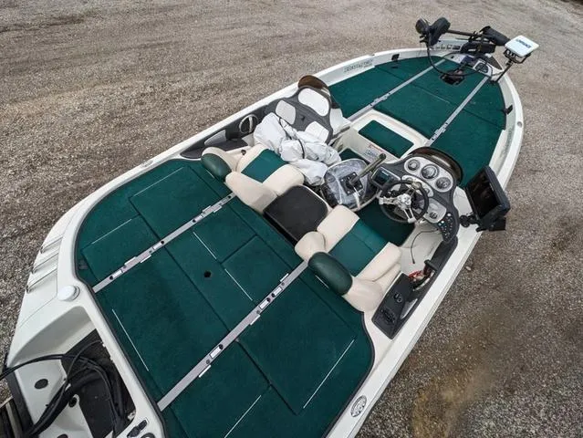 Slide: The Image of 2008 Ranger Comanche Z19 fishing boat with green carpet and dual seats. - 6
