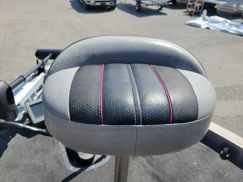 Slide: The Image of Boat seat on a 2011 Ranger Z521, Mercury 250 Pro XS, 2020 trailer. - 22