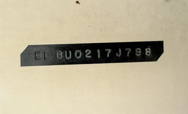 Slide: The Image of HIN plate of a 1998 Eliminator 280 Eagle XP boat. - 43