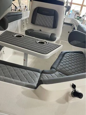 Slide: The Image of NauticStar 231 Hybrid 2024 - 10