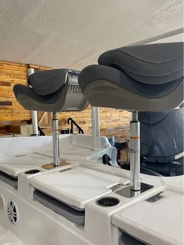 Slide: The Image of NauticStar 231 Hybrid 2024 - 6