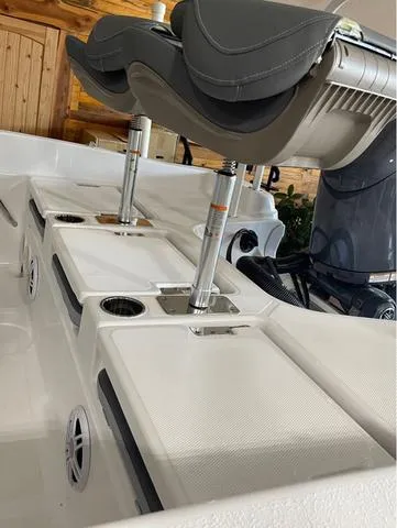 Slide: The Image of NauticStar 231 Hybrid 2024 - 7