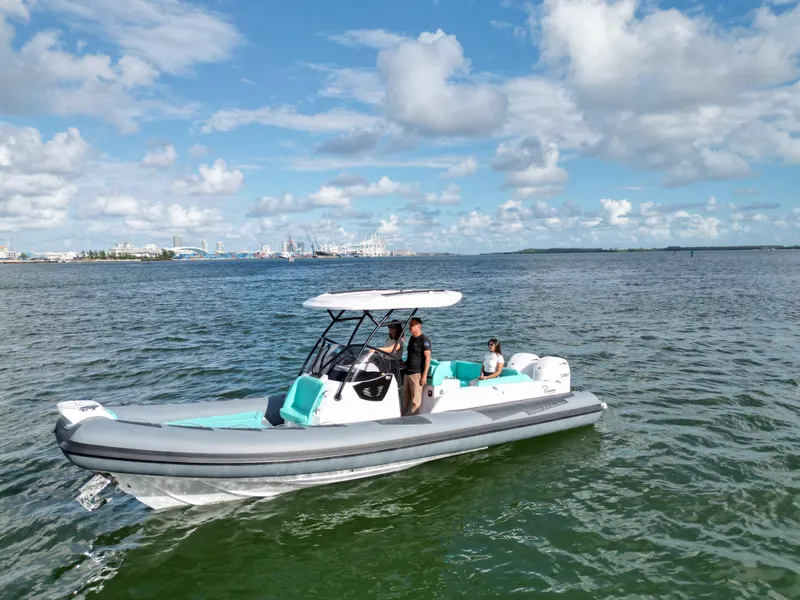 Slide: The Image of 2025 Ranieri CAYMAN 27.0 SPORT TOURING boat on open water under blue sky. - 6