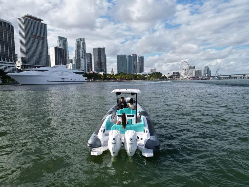 Slide: The Image of Ranieri CAYMAN 27.0 SPORT TOURING 2025 in urban waterfront setting with skyscrapers. - 7