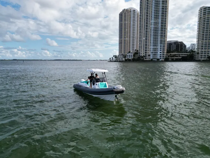 Slide: The Image of Ranieri CAYMAN 27.0 SPORT TOURING 2025 boat on water near city skyline. - 8