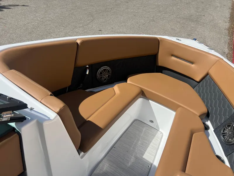 Slide: The Image of 2023 Four Winns H4 boat with tan leather seating in the bow area. - 17