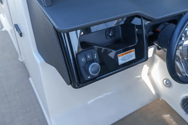 Slide: The Image of Sea Ray 280 SLX 2018 - 11