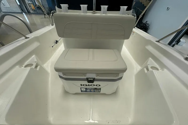 Slide: The Image of Boston Whaler 150 Montauk 2024 - 18