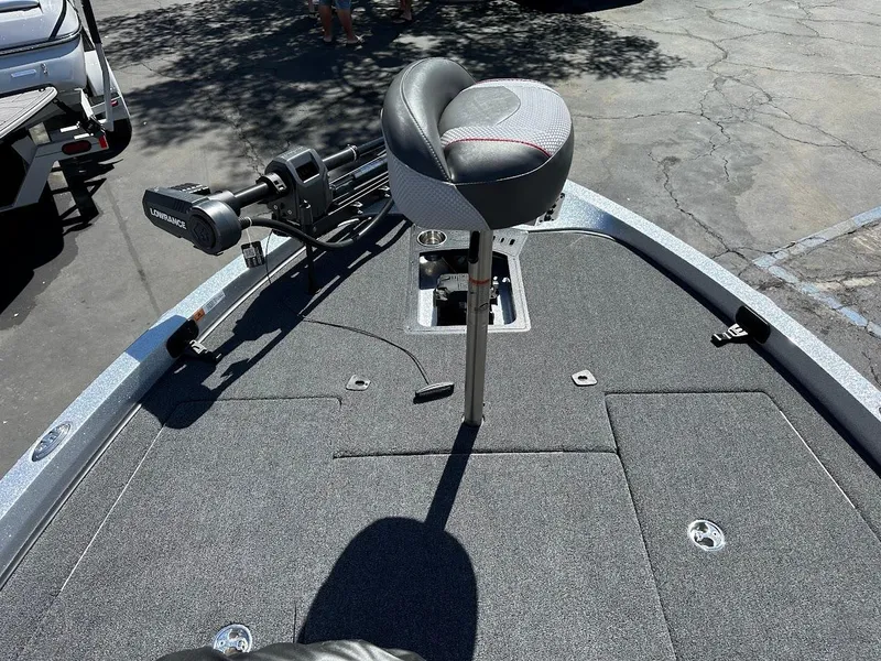 Slide: The Image of 2024 Ranger Z519 boat deck with seat and trolling motor. - 18