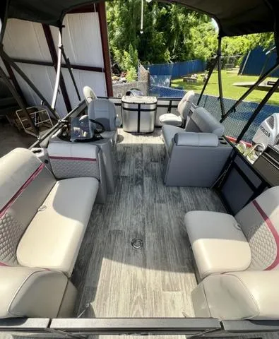 Slide: The Image of Qwest 818 E-Class XRE Fish LT 2023 - 11