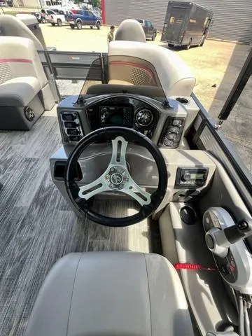 Slide: The Image of Qwest 818 E-Class XRE Fish LT 2023 - 2