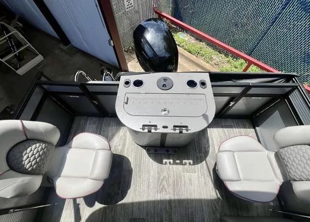 Slide: The Image of Qwest 818 E-Class XRE Fish LT 2023 - 3