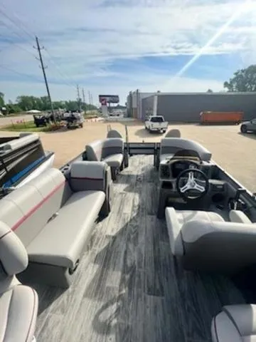 Slide: The Image of Qwest 818 E-Class XRE Fish LT 2023 - 5