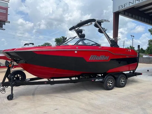 Slide: The Image of Malibu M220 2024 - 1