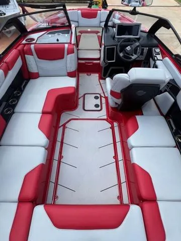 Slide: The Image of Malibu M220 2024 - 10