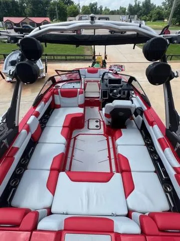 Slide: The Image of Malibu M220 2024 - 11