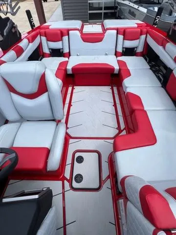 Slide: The Image of Malibu M220 2024 - 13