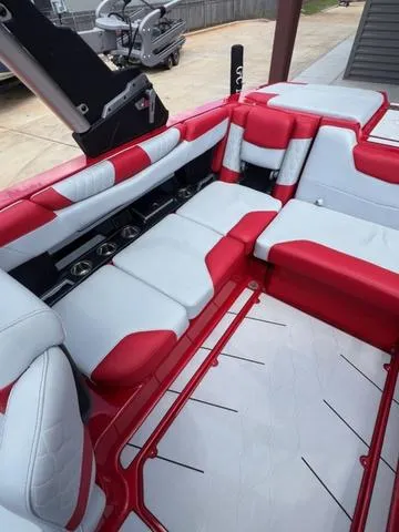 Slide: The Image of Malibu M220 2024 - 7