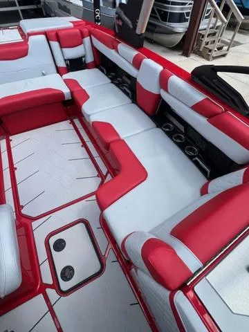 Slide: The Image of Malibu M220 2024 - 8