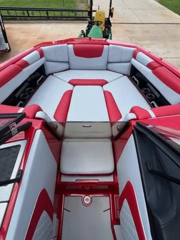 Slide: The Image of Malibu M220 2024 - 9