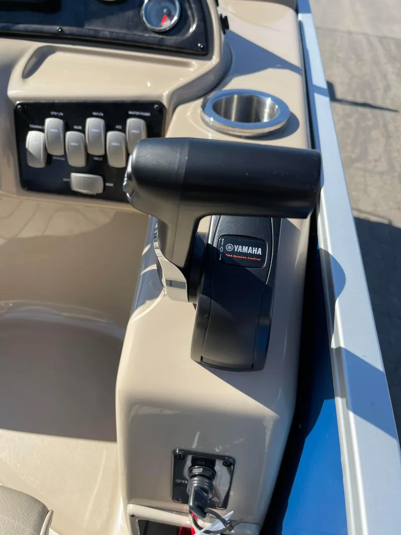 Slide: The Image of 2024 SunCatcher 322rc boat console with Yamaha throttle control and cup holder. - 20