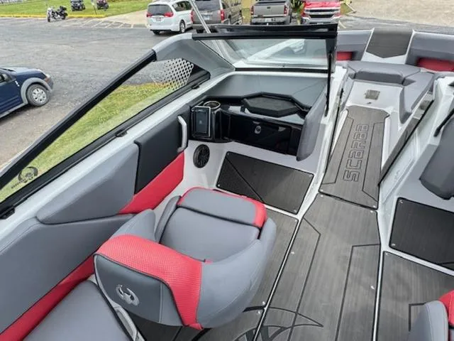 Slide: The Image of Scarab 235 LX 2025 - 18